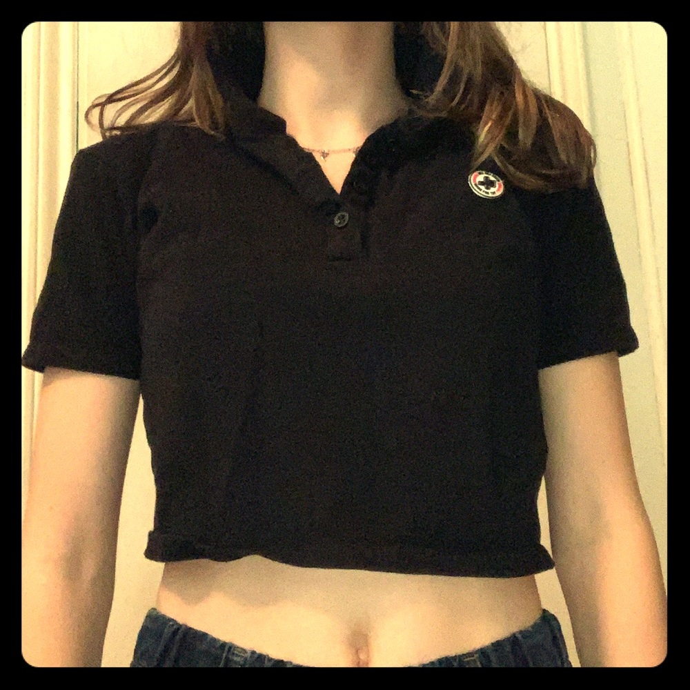Cropped shirt with sewn on pin